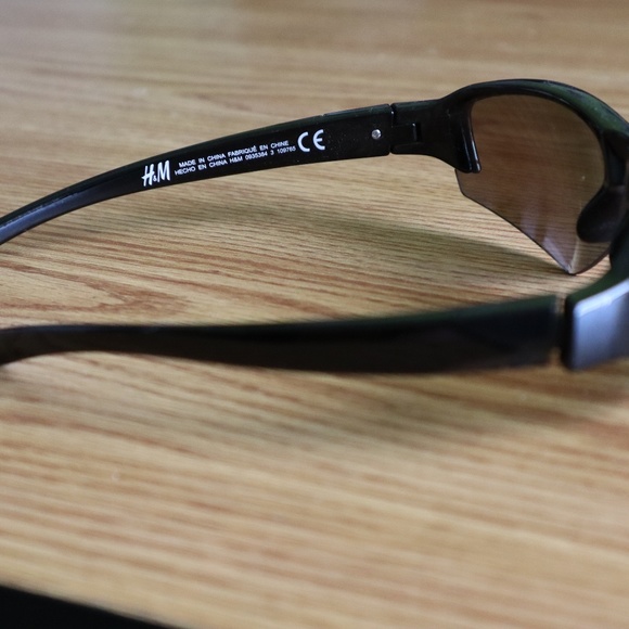 H&M Sporty Sunglasses with UV lenses - Picture 3 of 5